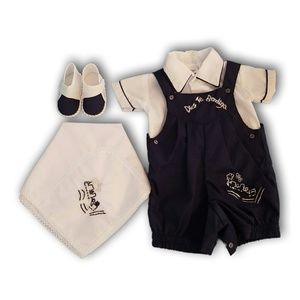 Newborn baby jumper set.